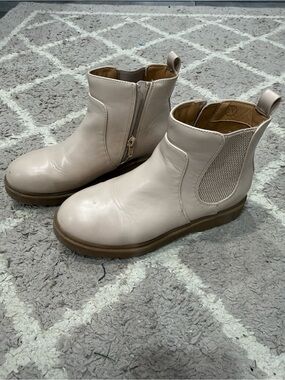 ZBY Kids Cream Chelsea Boots Side Zip Ankle Booties Size 2Y